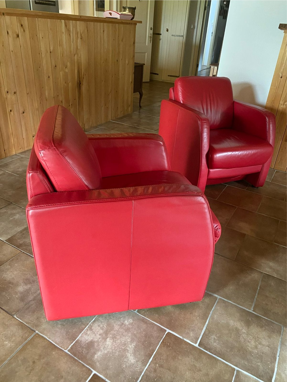 Twee rode leren fauteuils, Ophalen, Gebruikt, Leer, 75 tot 100 cm