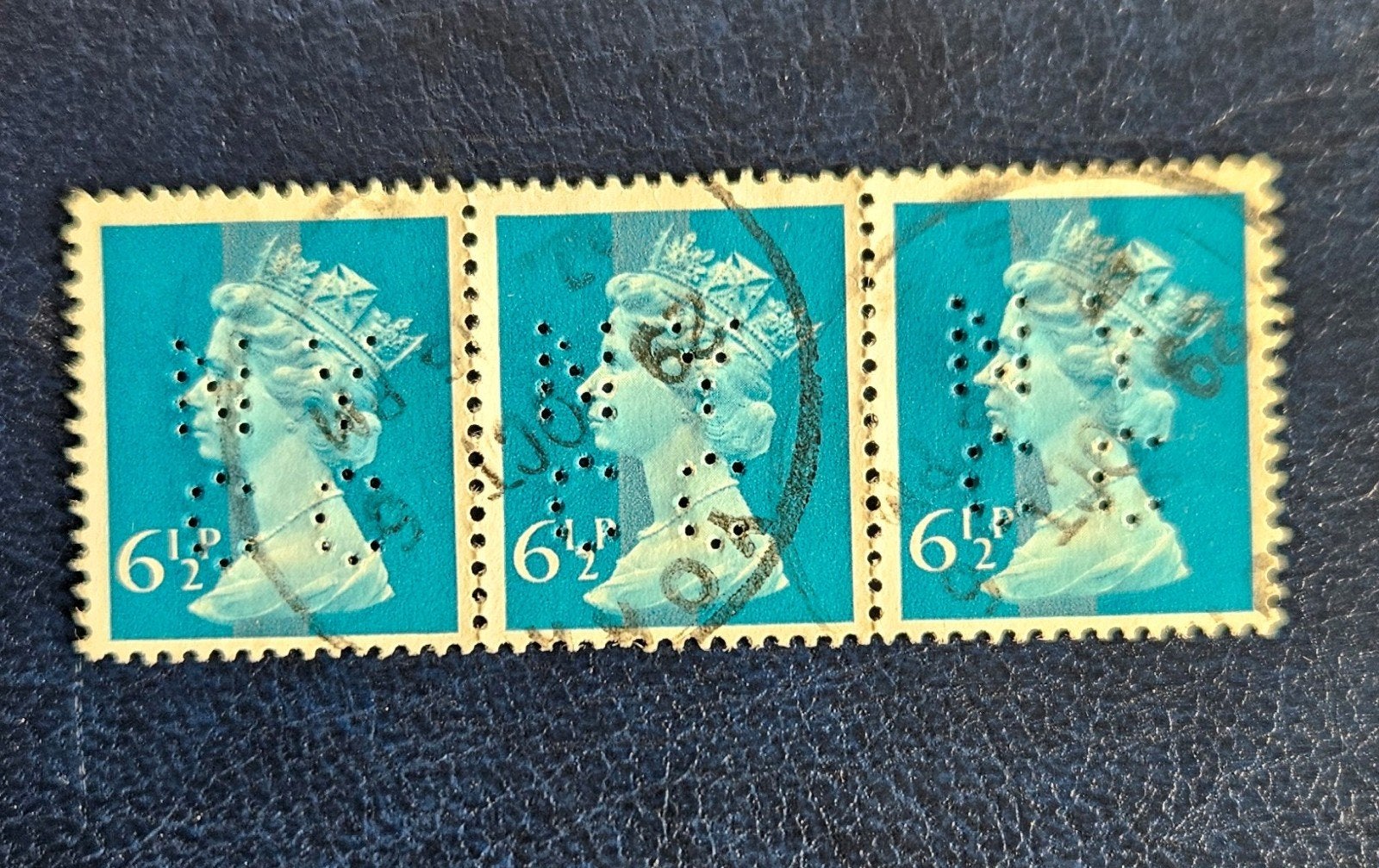 Engeland perfin in strook van 3 Machin, Postzegels en Munten, Verzenden, Gestempeld