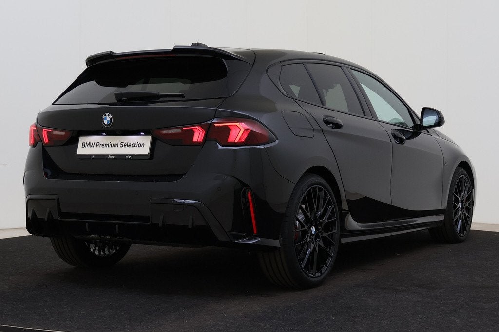 BMW 1 Serie 120 M Sport Automaat / Panoramadak / Trekhaak /, Auto's, BMW, LED verlichting, 156 pk, Met garantie (alle), Zwart