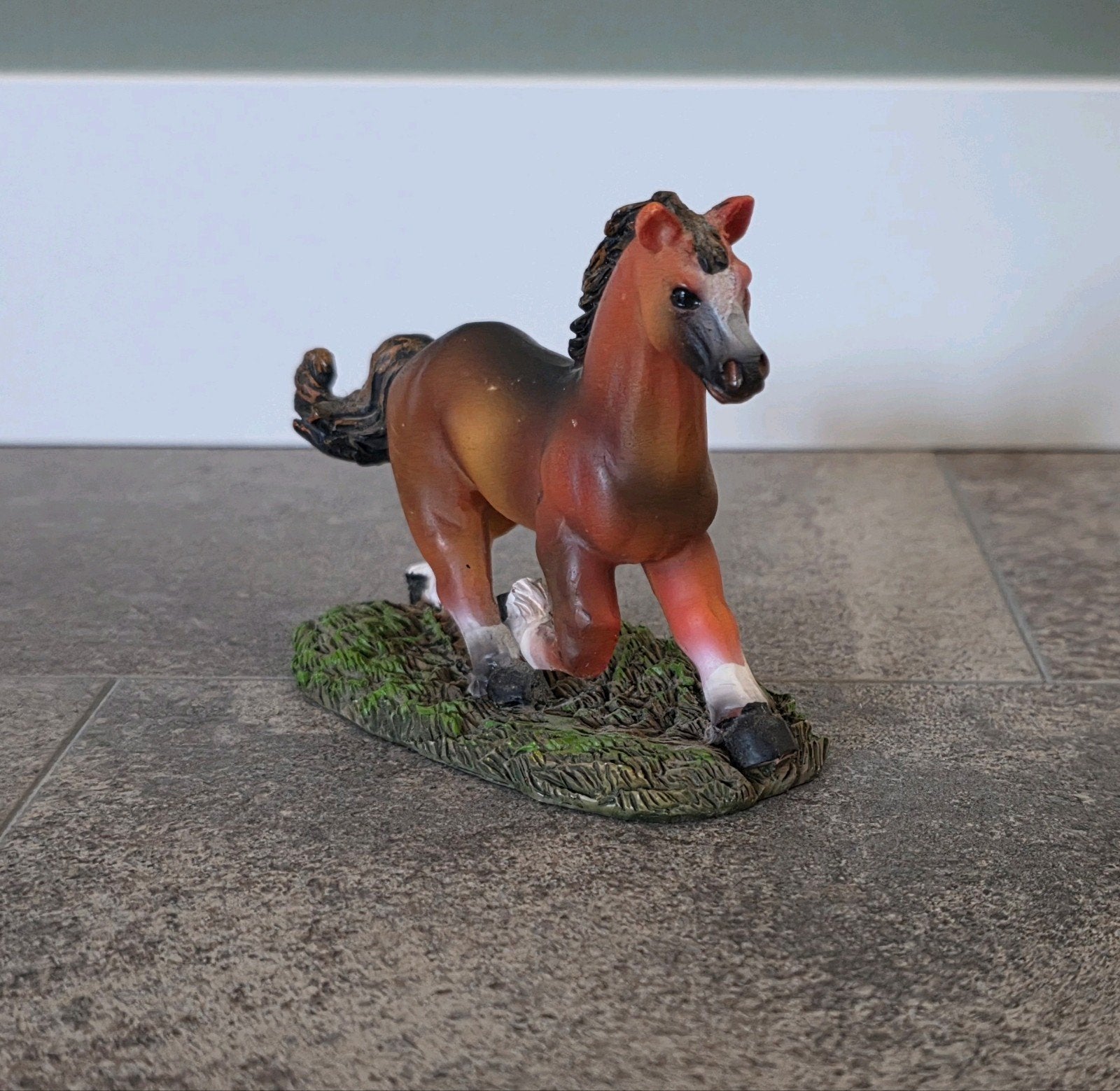 Beeld beeldje paard pony in draf op gras, Ophalen of Verzenden, Zo goed als nieuw