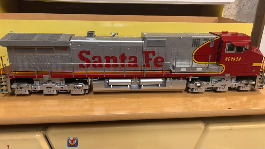 Santa Fe Locomotief 689 - Zilver/Rood, Hobby en Vrije tijd, Modeltreinen | H0, Overige merken, Locomotief, Gelijkstroom of Wisselstroom