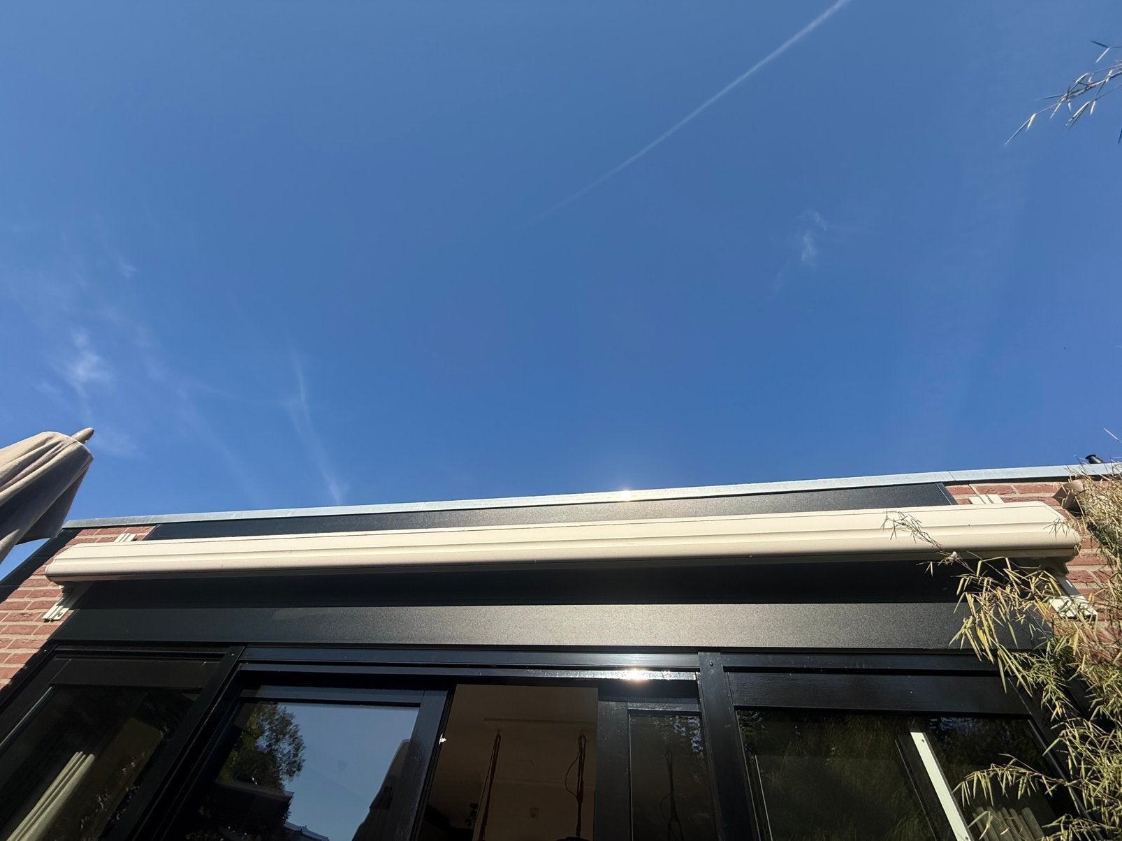 Mooi elektrisch bedienbaar zonnescherm, Ophalen