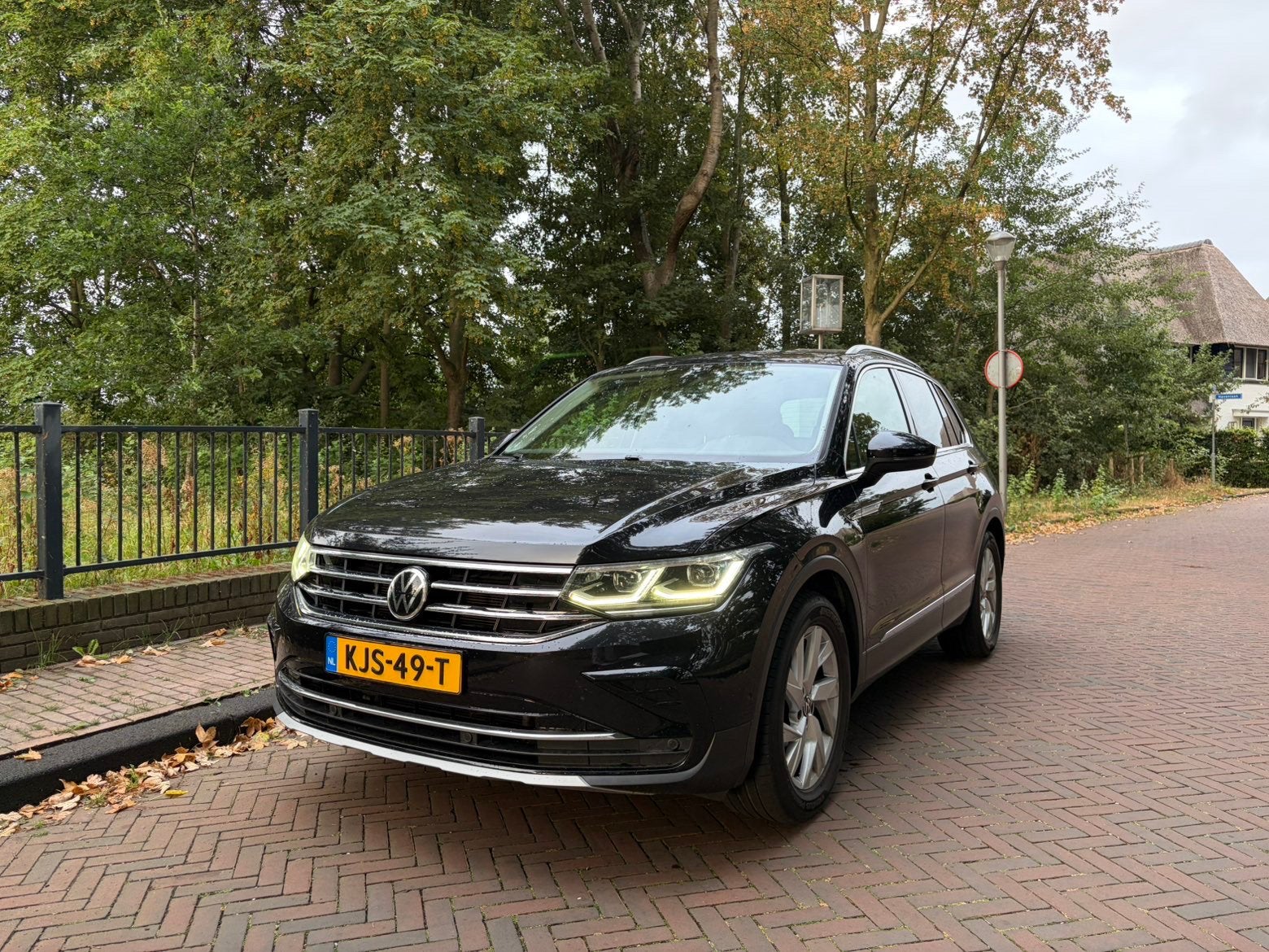 Volkswagen Tiguan 1.5 TSI 150pk DSG 2020 Zwart, Auto's, Volkswagen, 1441 kg, 4 cilinders, Alcantara, Zwart