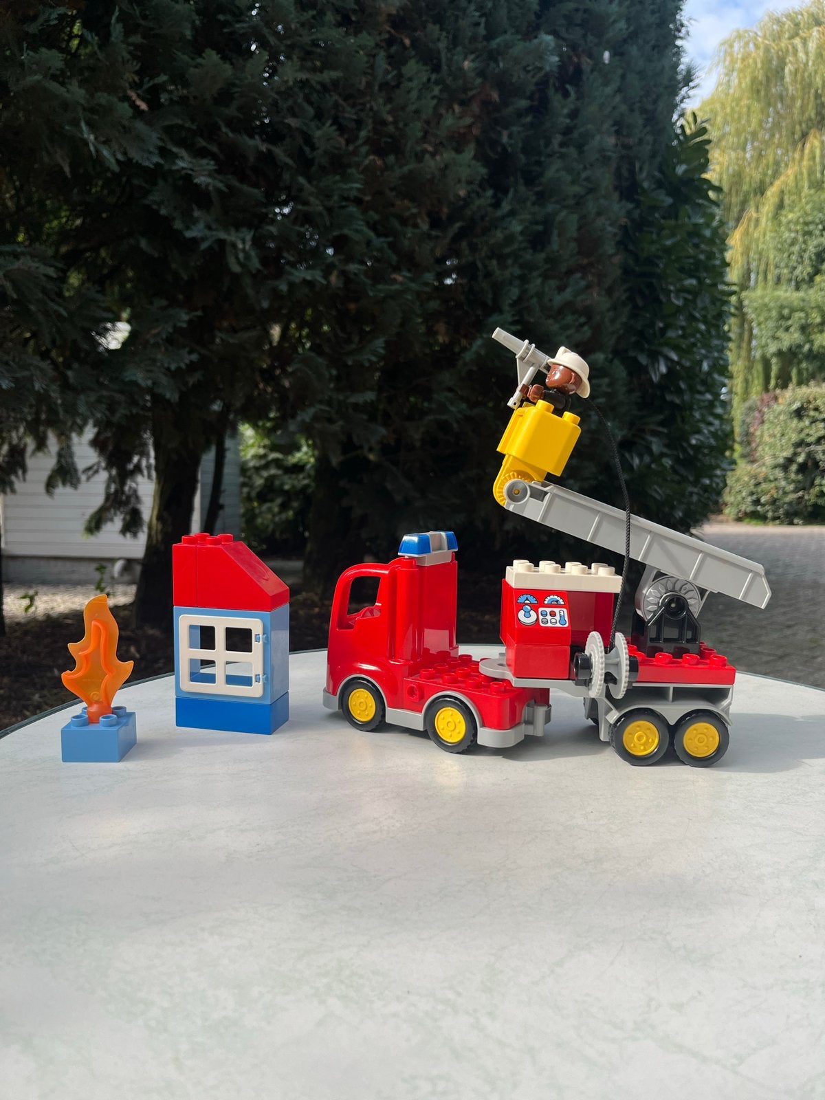 Foto 4 van LEGO Duplo Brandweerwagen met brandweerman en huisje