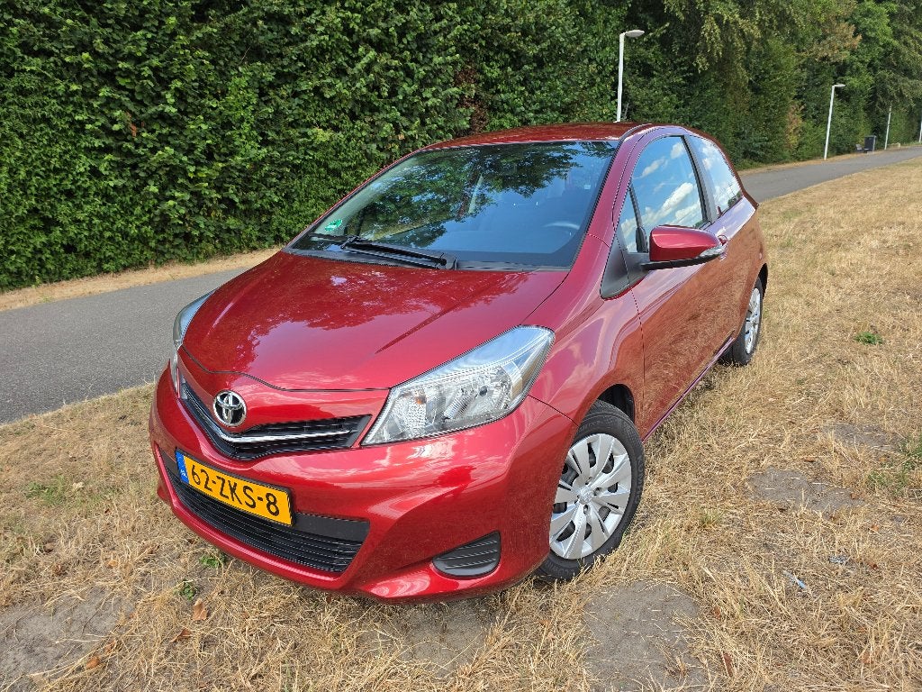 Toyota Yaris 1.3 16V Vvt-i 3DR 2013   camera, cruise, Auto's, Voorwielaandrijving, Euro 5, Stof, 40 €/maand