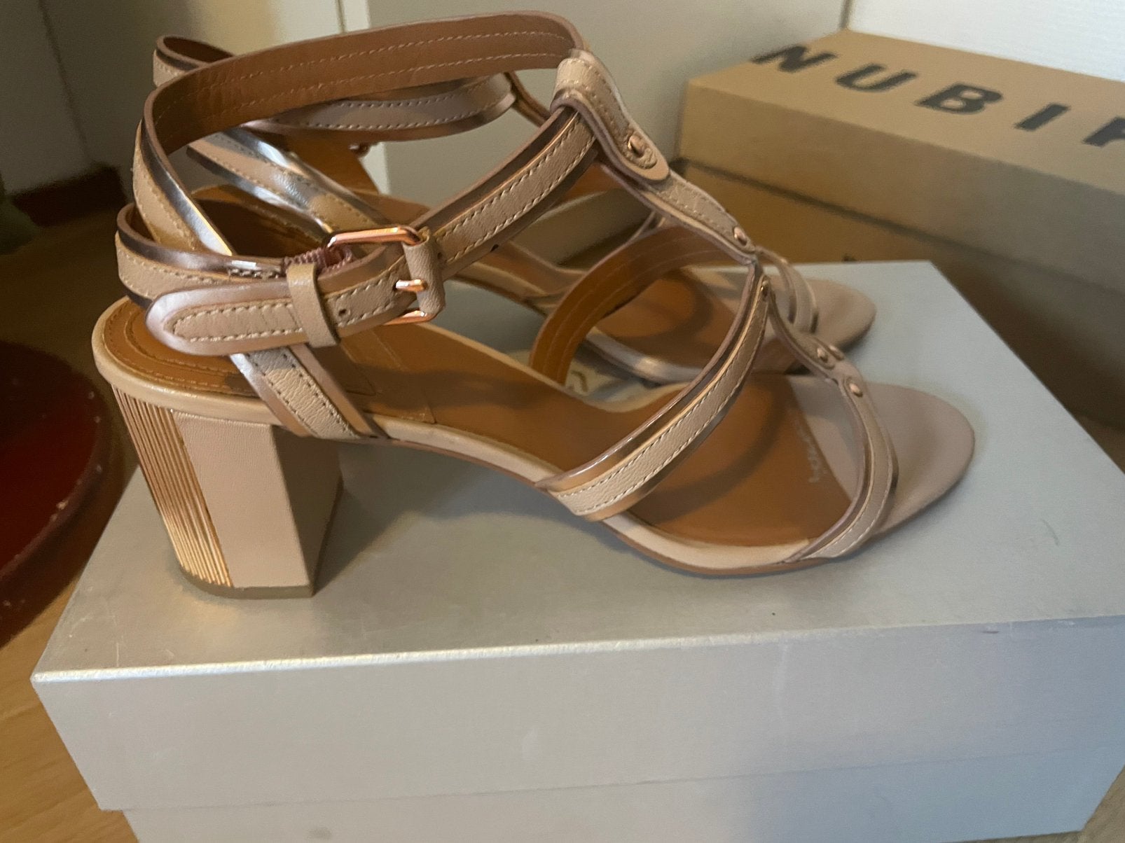 Sandalen What For leren met goud met blokhak van 7 cm, Kleding | Dames, Ophalen of Verzenden, Zo goed als nieuw, Zwart, Sandalen of Muiltjes