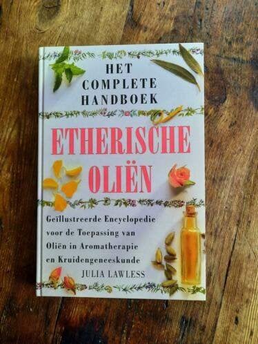 Het complete handboek etherische oliën . Julia Lawless, Achtergrond en Informatie, Ophalen of Verzenden, Zo goed als nieuw, Julia Lawless