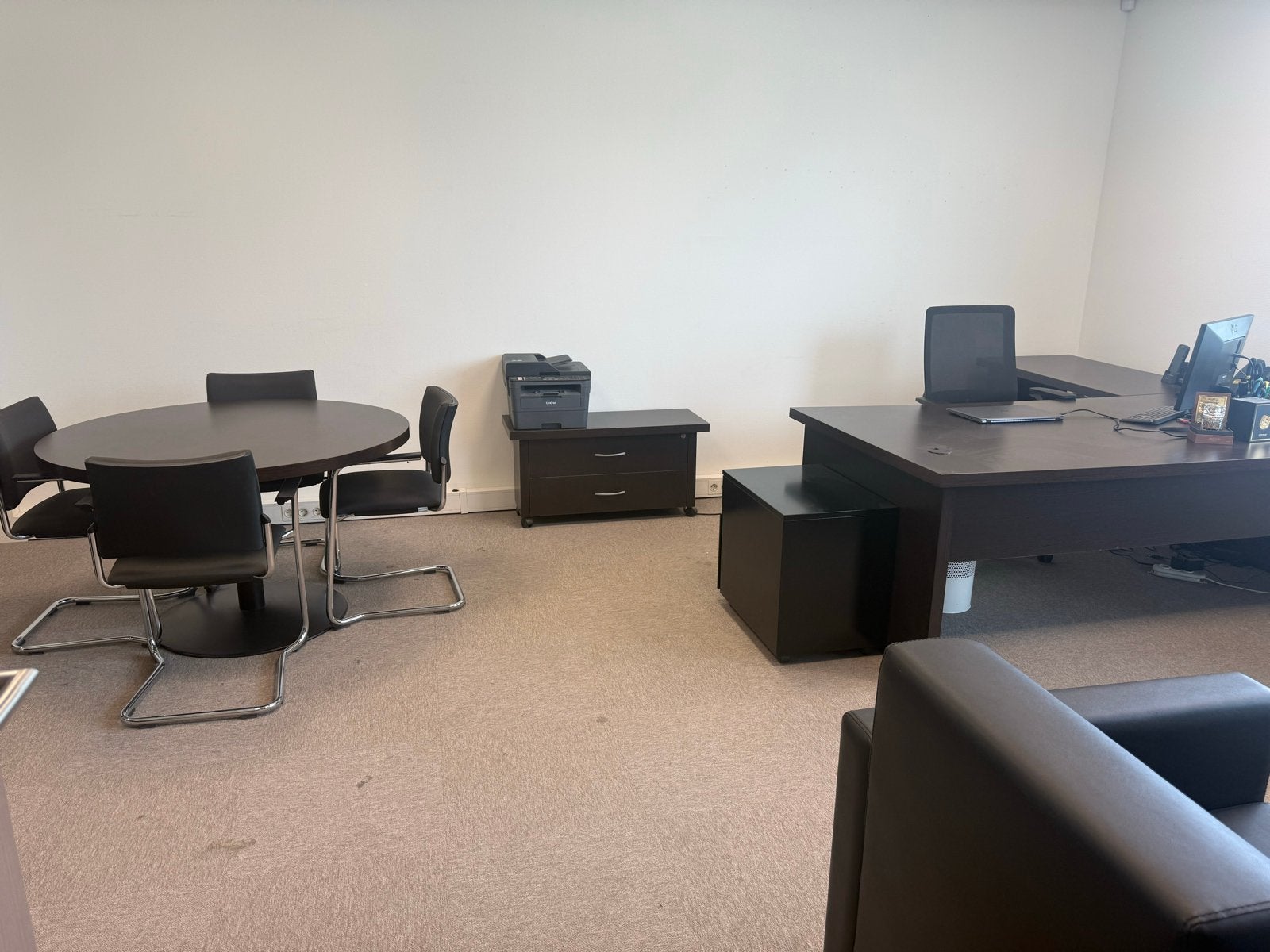 Complete kantoorinrichting: bureau, vergadertafel, stoelen, Zakelijke goederen, Kantoor en Winkelinrichting | Kantoormeubilair en Inrichting
