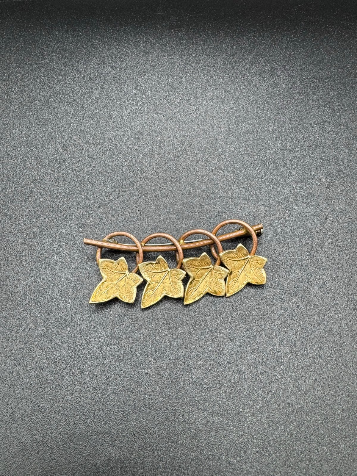 Vintage broche met klimopblaadjes, Sieraden, Tassen en Uiterlijk, Broches, Verzenden, Gebruikt, 4 tot 7 cm, Goud