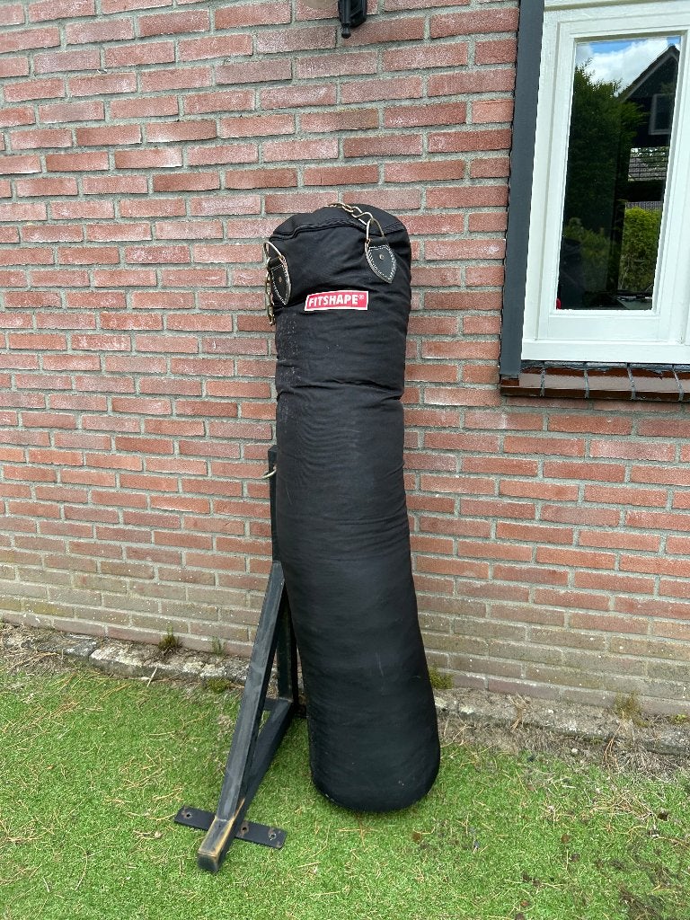 Bokszak met muurbeugel en adidas bokshandschoenen, Ophalen, Zo goed als nieuw, Bokszak