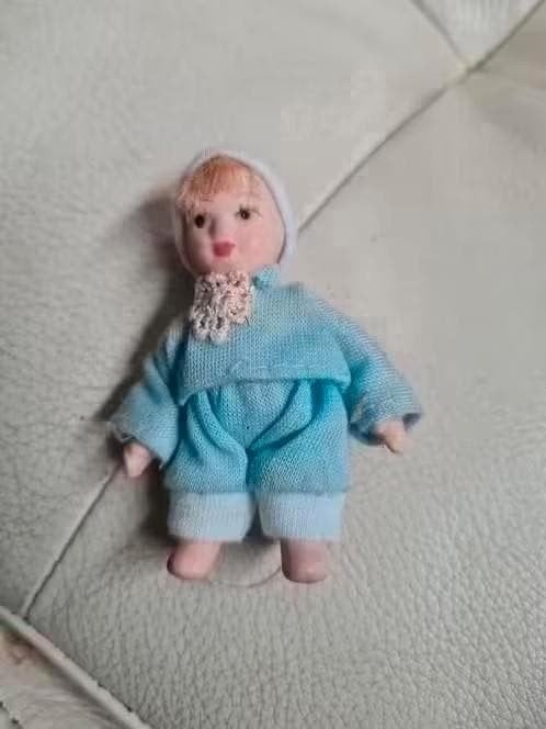 Poppenhuis miniatuur popje porselein blauw pakje 7 cm, Verzamelen, Poppenhuizen en Toebehoren, Ophalen of Verzenden, Gebruikt