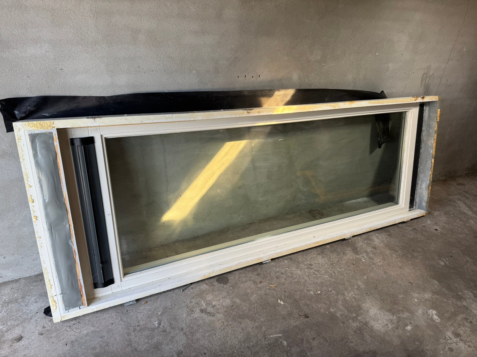 Raam kozijn met ventilatie rooster, Raamkozijn, Ophalen of Verzenden, Zo goed als nieuw, 75 tot 150 cm