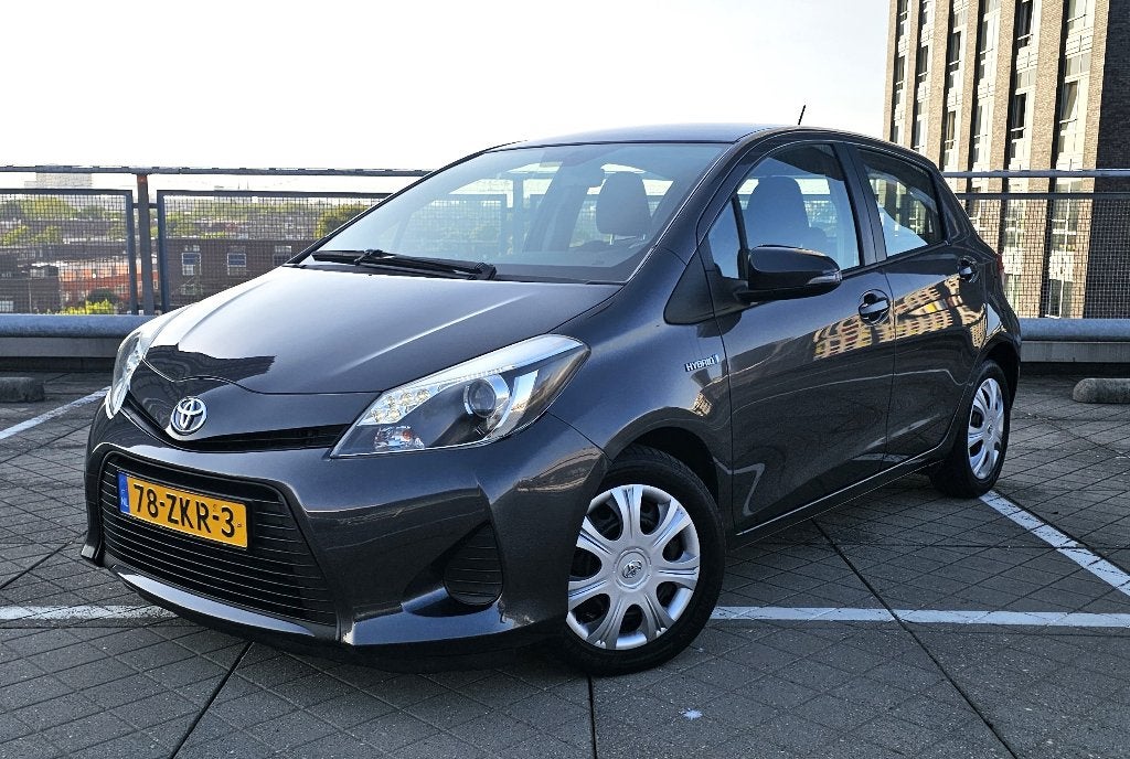 Toyota Yaris / 2013 / 1.5 Full Hybrid / Automaat / Clima ✅, Auto's, Toyota, 74 pk, Zwart, 4 cilinders, 49 €/maand
