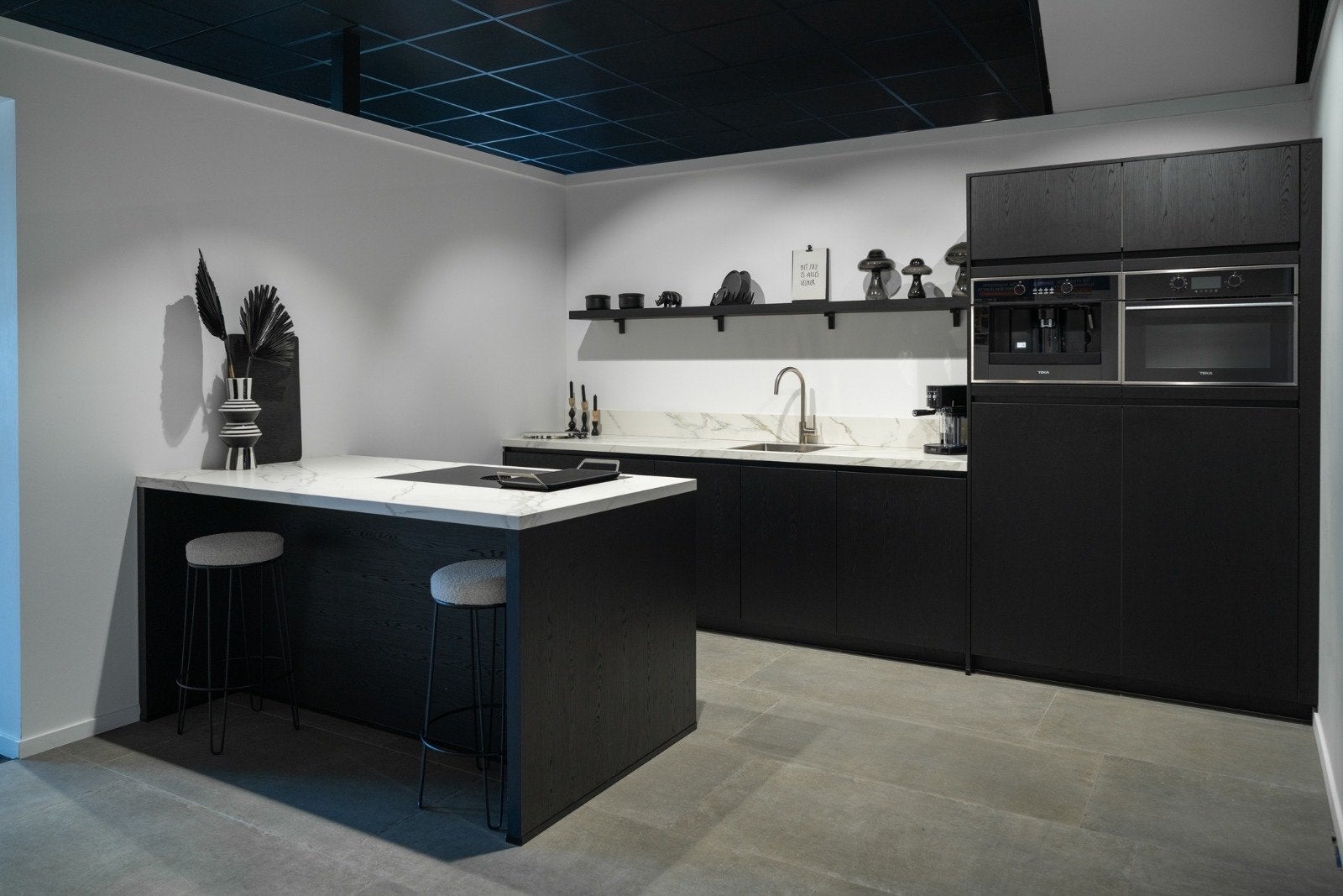 Zwarte houten showroom keuken met eiland en Bora kookplaat, Huis en Inrichting, Keuken | Complete keukens, Ophalen, Zwart, Overige typen