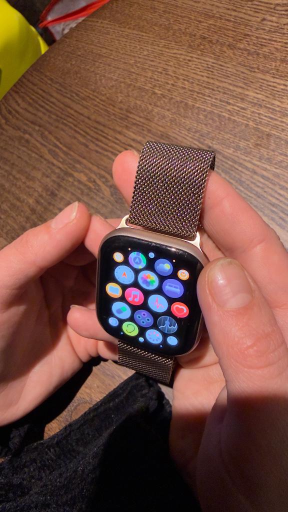 Klok Apple Watch Series 11 Gold – Bought in Dubai (UAE), Apple Watch ⌚️, Geel, IOS, Ophalen of Verzenden