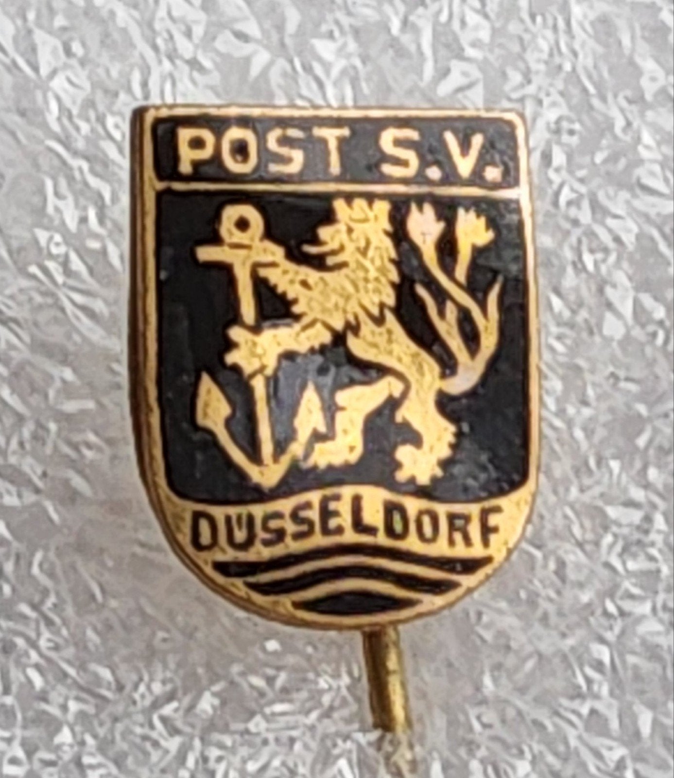 Emaille Speldje POST S.V. Dusseldorf, Ophalen of Verzenden, Gebruikt, Overige onderwerpen, Speldje of Pin