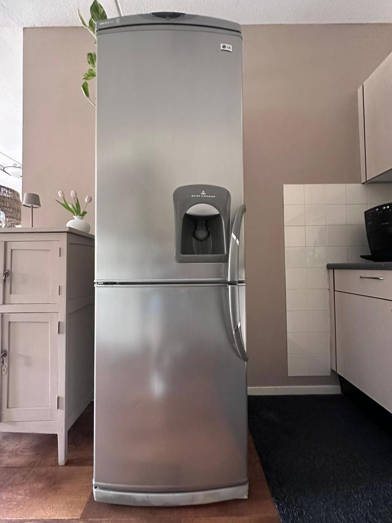 LG koelkast zilver rvs titanium antraciet grijs aluminium, Witgoed en Apparatuur, Koelkasten en IJskasten, Ophalen, Gebruikt, 200 liter of meer