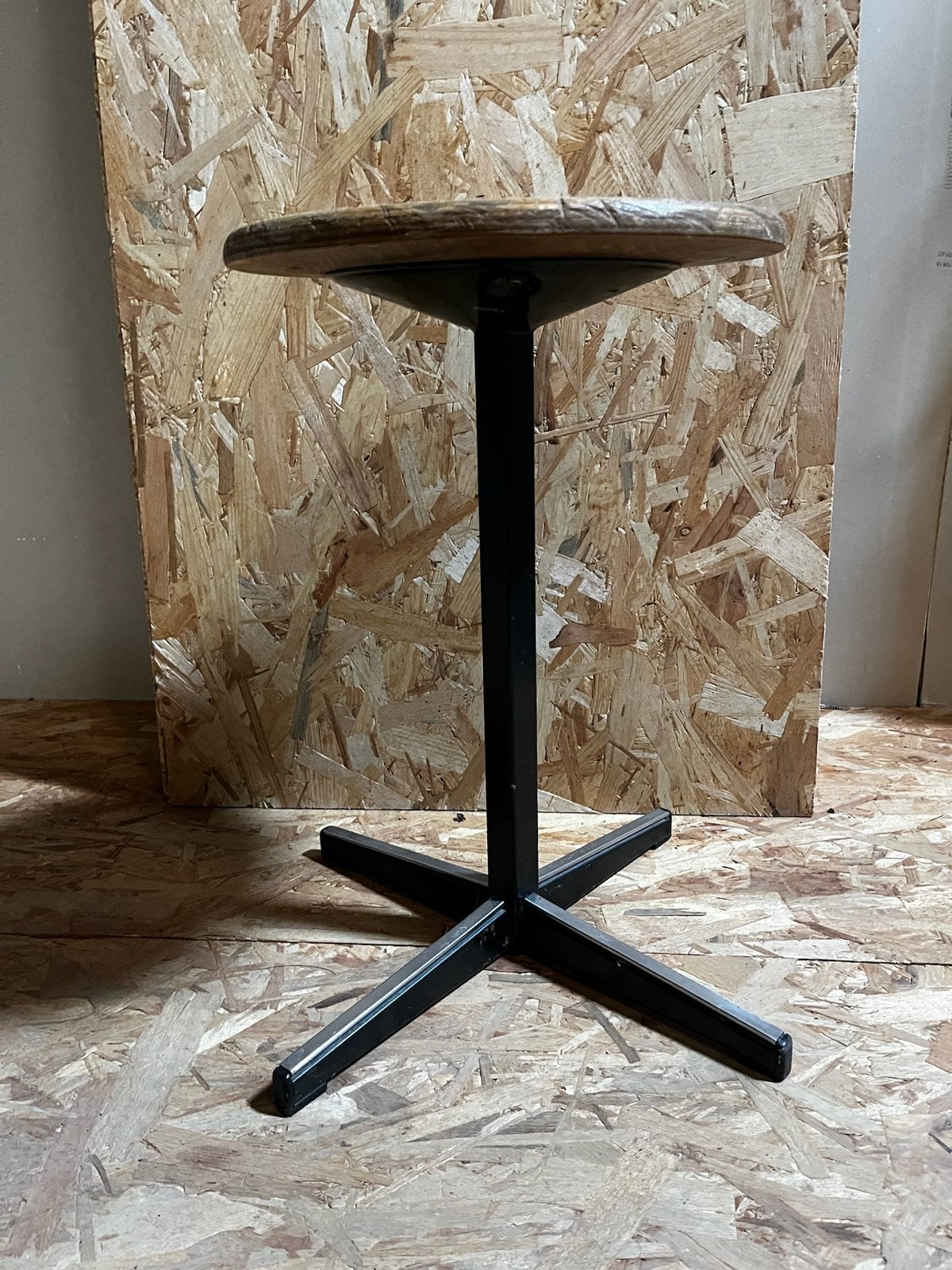Vintage krukje met houten zitting en metalen onderstel, Ophalen, Gebruikt, Hout