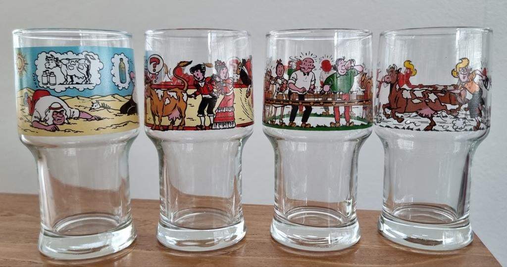 Set van 4 Suske en Wiske melkglazen - 1987 Albert Heijnactie, Verzamelen, Glas en Borrelglaasjes, Ophalen of Verzenden, Zo goed als nieuw