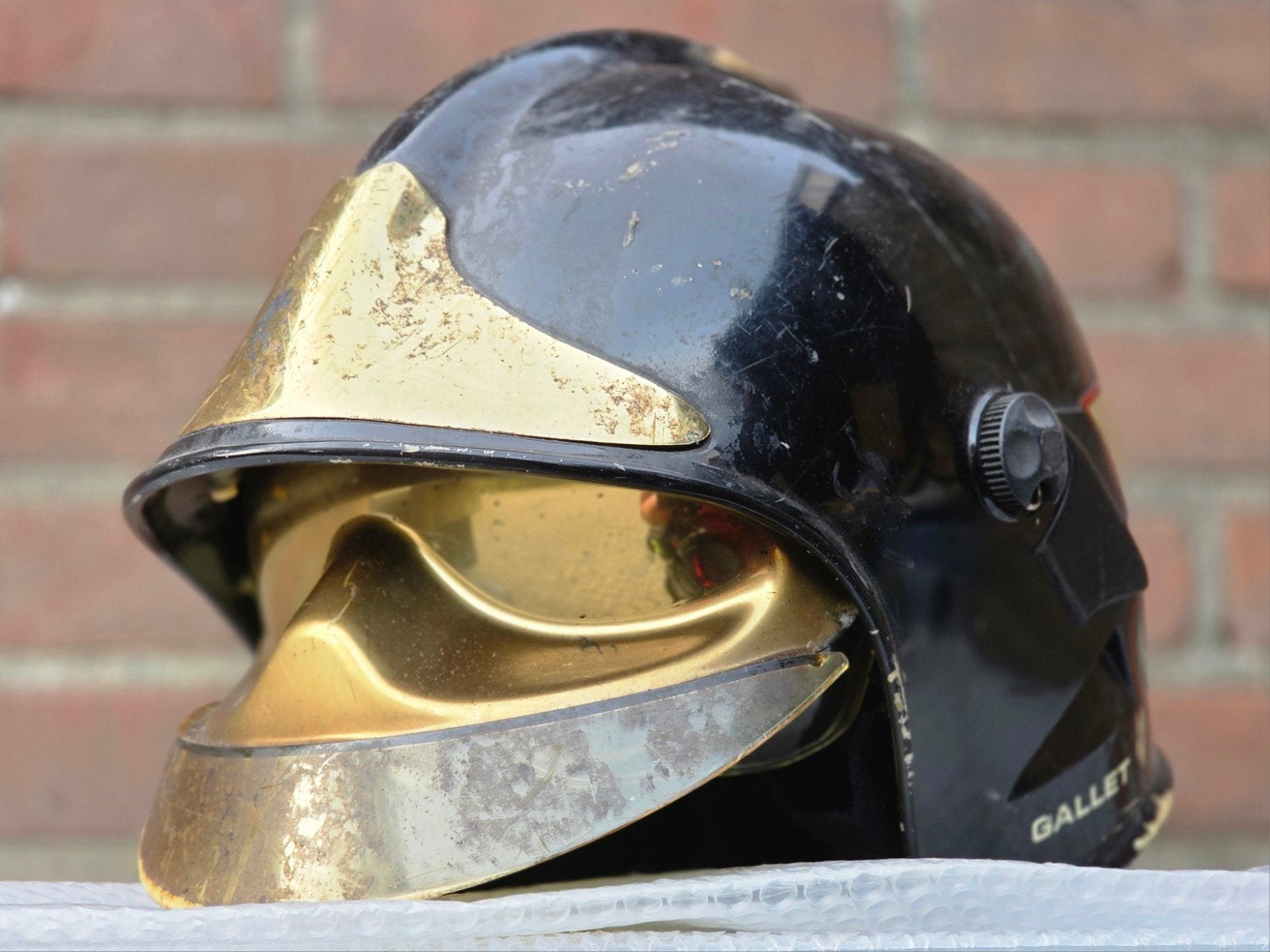 brandweerhelm brandweer Gallet met bril vizier, Verzamelen, Ophalen of Verzenden, Landmacht, Nederland, Embleem of Badge