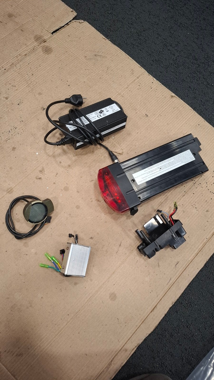 defect accu met oplader voor cortina elektrische fiets, Fietsen en Brommers, Ophalen of Verzenden