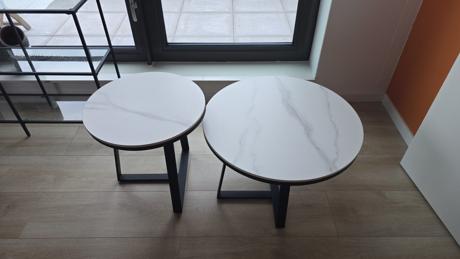 Moderne marmerlook bijzettafels - set van 2, Huis en Inrichting, Overige materialen, Rond, 55 tot 75 cm, Zo goed als nieuw