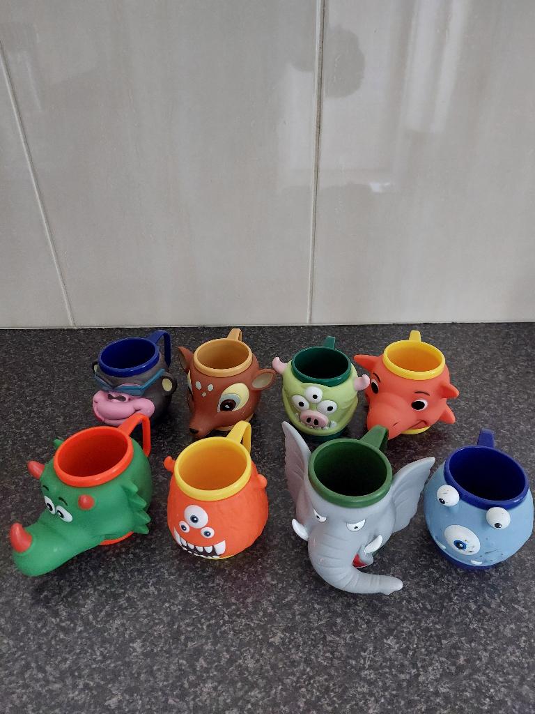 Acht verschillende dierenbekertjes met handvat + twee bekers, Overige materialen, Ophalen of Verzenden, Zo goed als nieuw, Overige stijlen