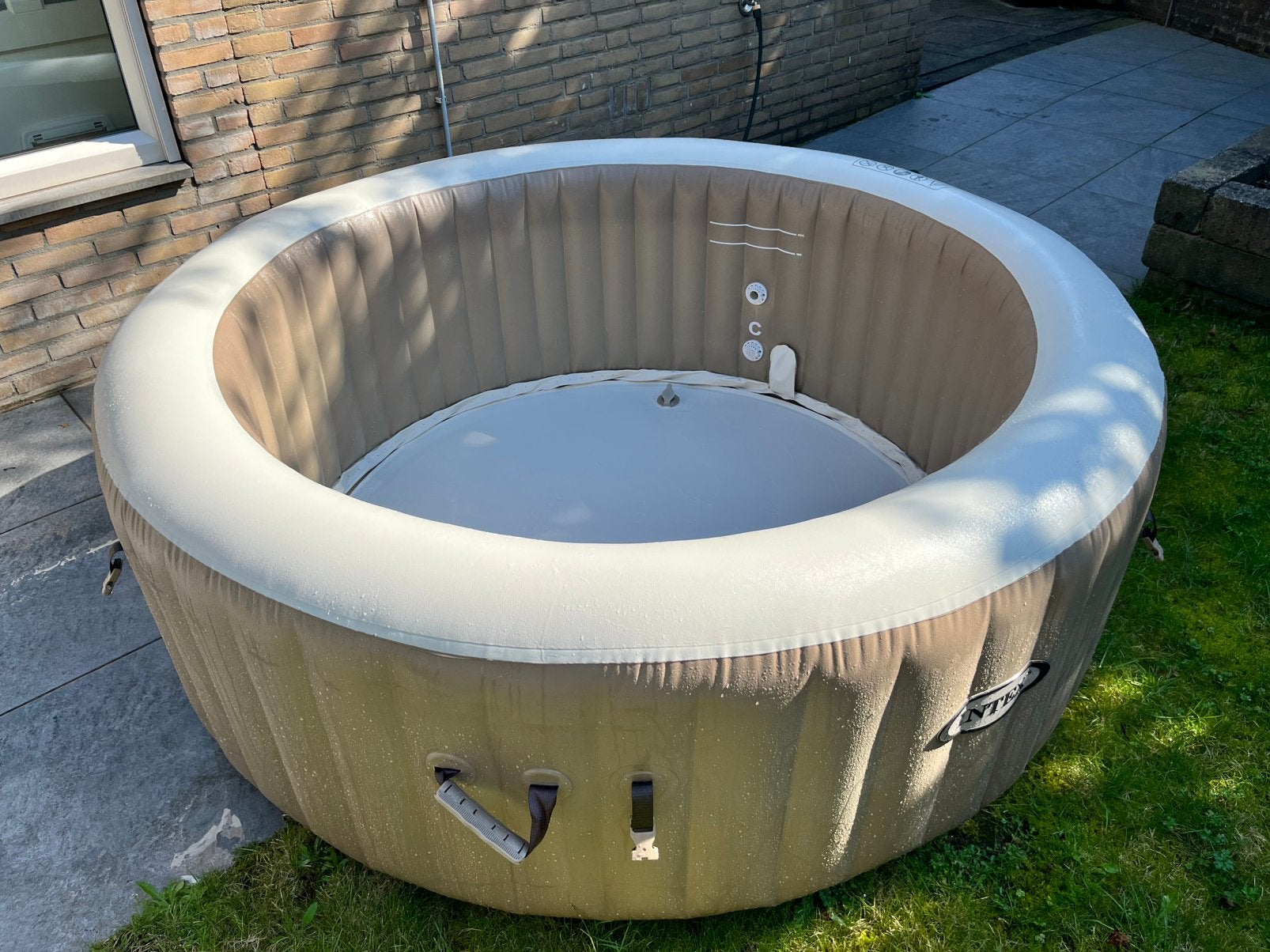 Intex jacuzzi 4 persoons, Ophalen, Zo goed als nieuw, Afdekzeil, Vast