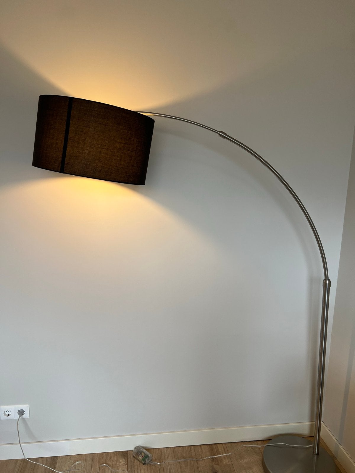 Moderne booglamp met zwarte kap, Huis en Inrichting, Ophalen, Gebruikt, E27 (groot), Metaal