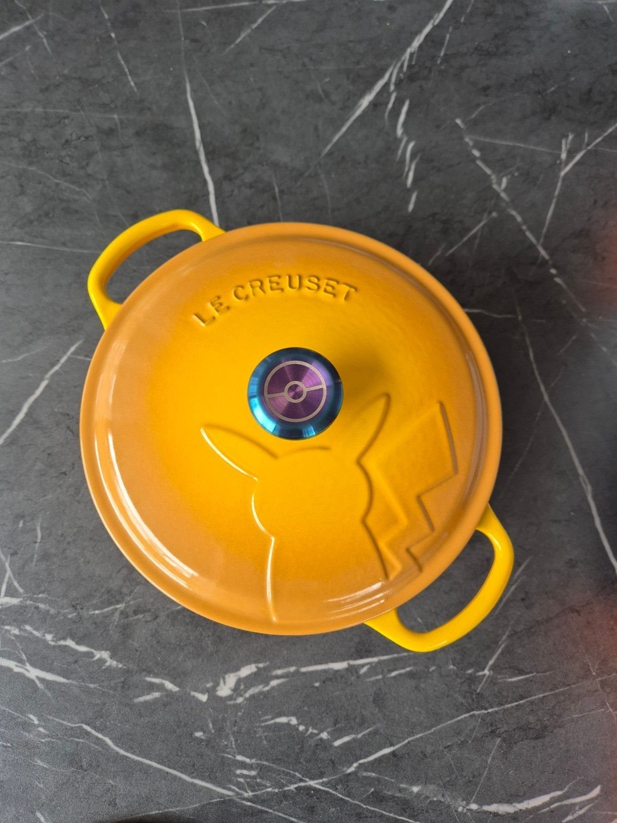 Nieuwe Le Creuset x Pokemon braadpan 22cm, Huis en Inrichting, Met handvatten, Nieuw, Le Creuset, Ophalen of Verzenden