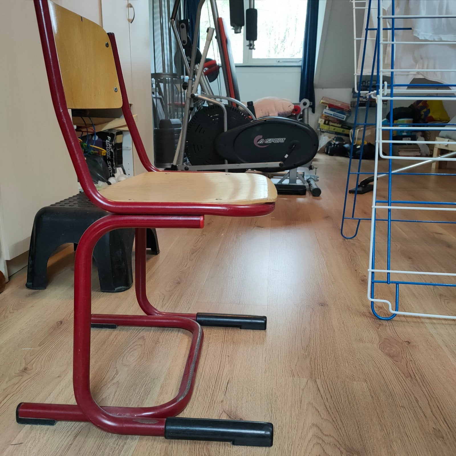Vintage schoolstoel, rood metaal en hout, Huis en Inrichting, Stoelen, Ophalen, Overige kleuren, Eén, Hout