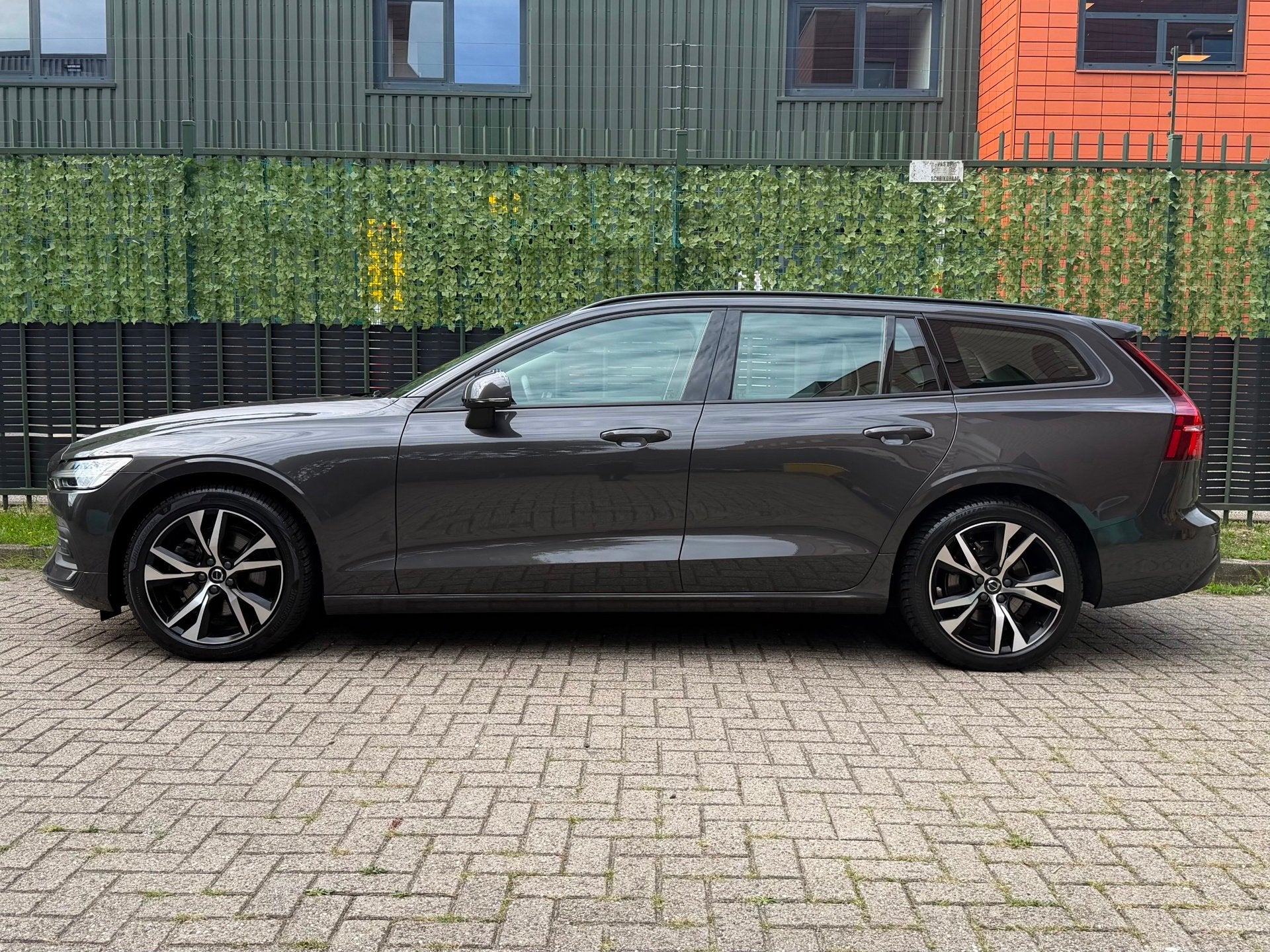 Foto 2 van Volvo V60 2.0 B3 Essential grijs 2022 1EIG|LED|NAVI|NAP