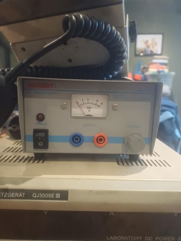Voltcraft Regelbare DC Voeding 1.5V – 15V / 2A – Nette Staat, Doe-het-zelf en Verbouw, Meetapparatuur, Zo goed als nieuw, Elektriciteit