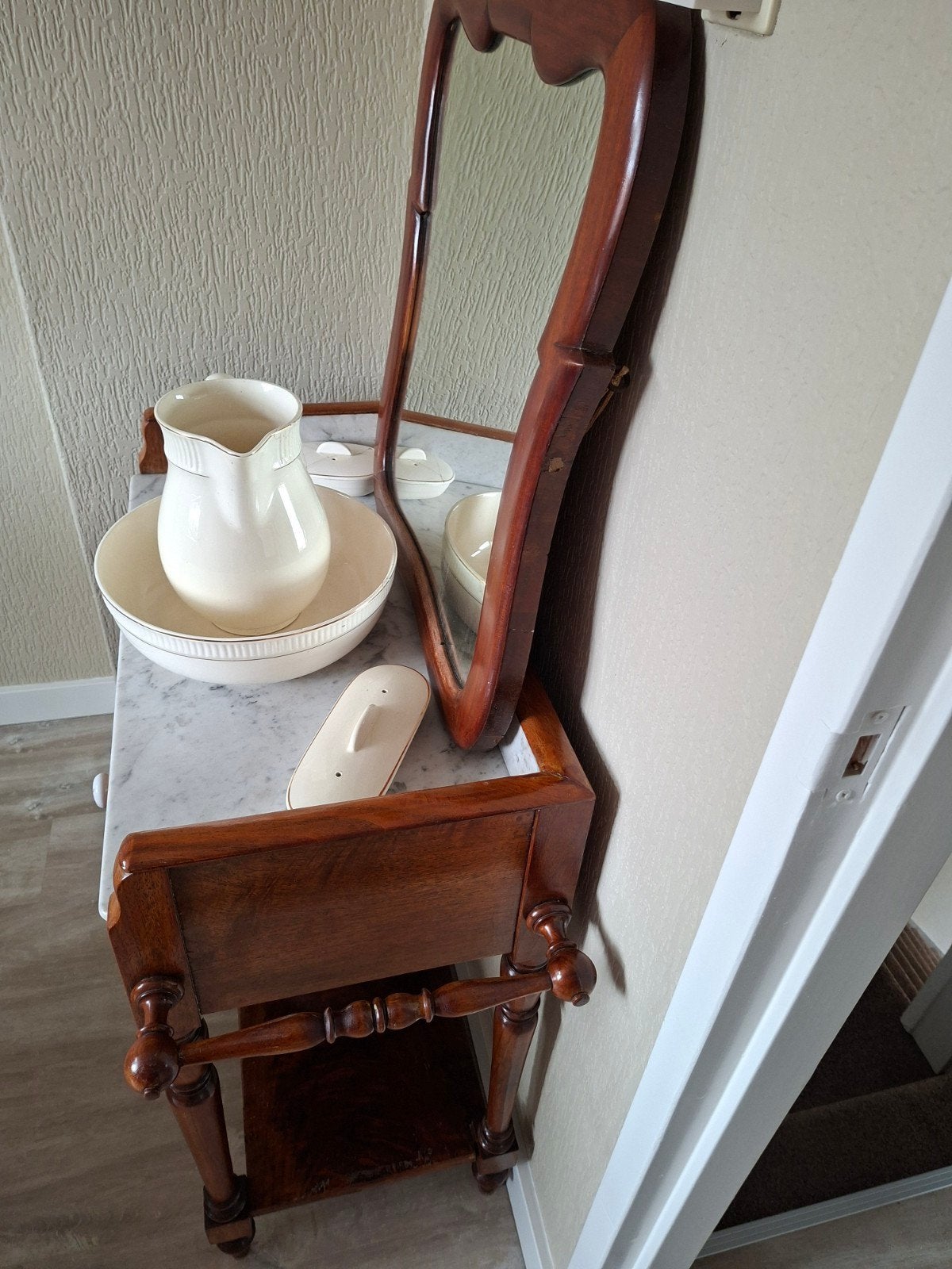 mooi tafeltje met spiegel en lampetstel, Ophalen