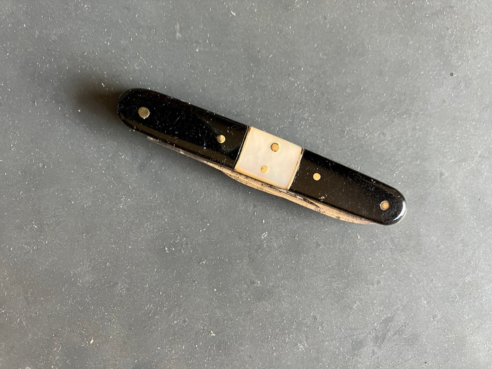 Antiek zakmesje met parelmoer en messing, Antiek en Kunst, Antiek | Gereedschap en Instrumenten, Ophalen