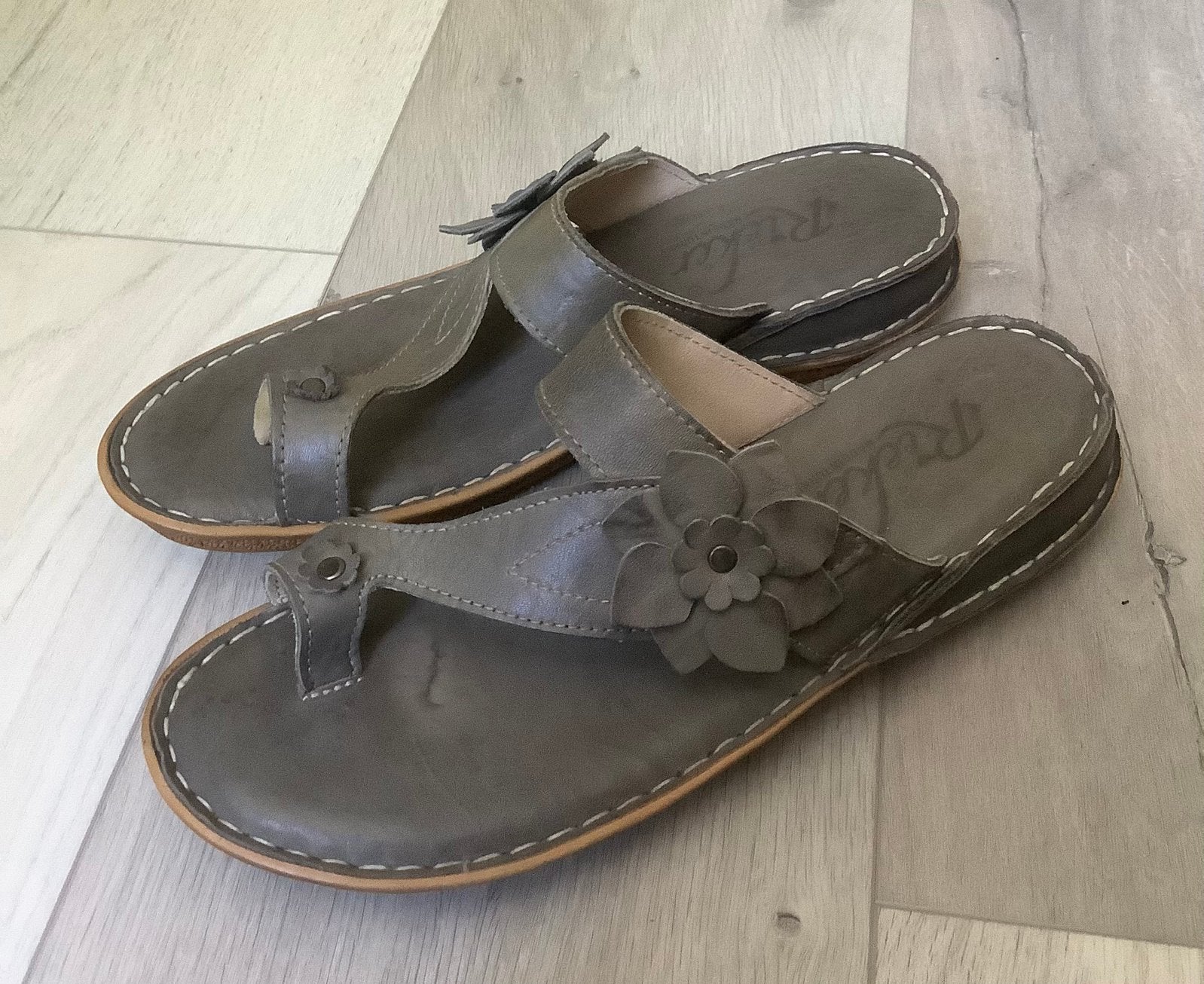 Grijze teenslippers - Maat 40, Ophalen of Verzenden, Zo goed als nieuw, Slippers
