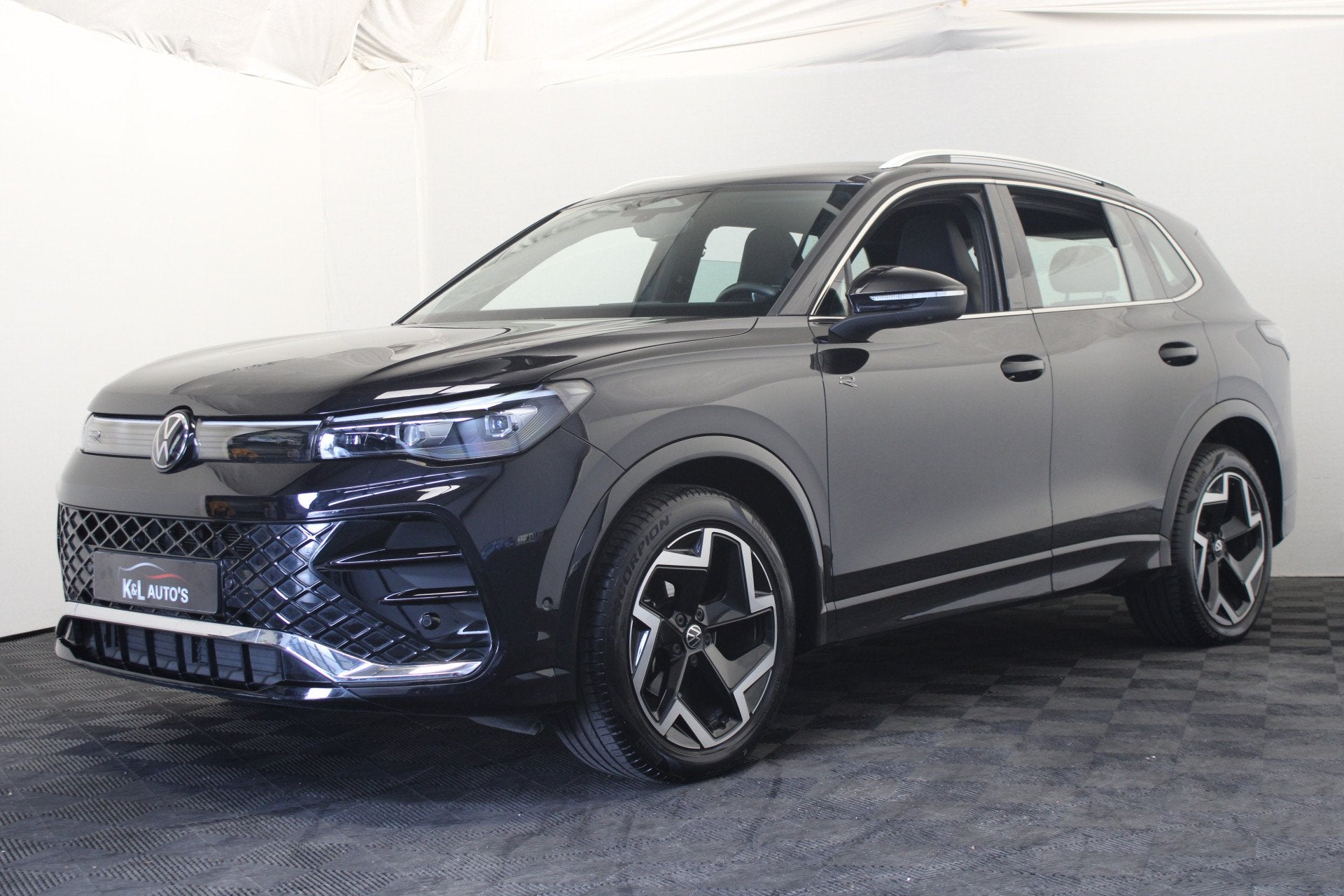 Volkswagen Tiguan 1.5 eTSI R-Line Business |Massage|Stoelver, Auto's, 4 cilinders, 150 pk, Alcantara, Zwart