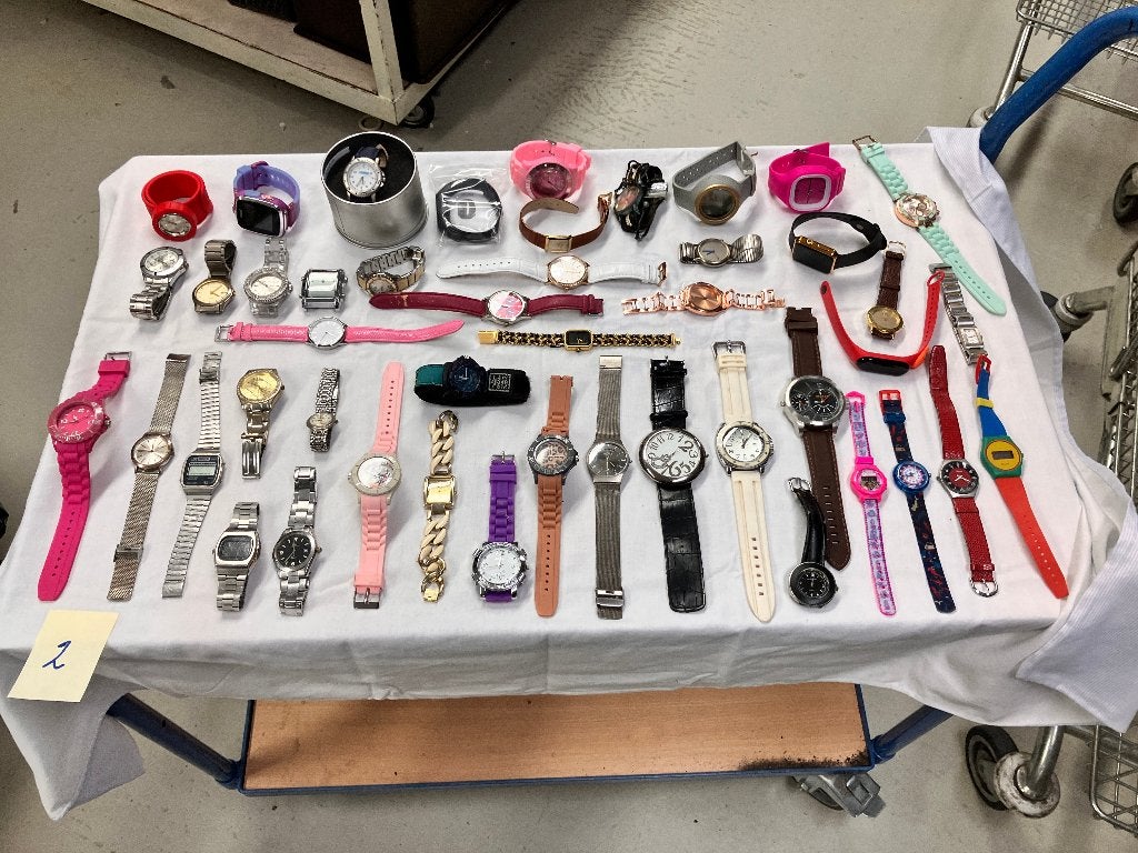 Partij horloges 50 stuks handel hobby   lot 2, Sieraden, Tassen en Uiterlijk, Horloges | Dames, Gebruikt, Overige merken, Overige materialen
