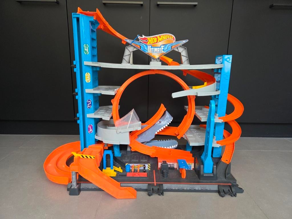 Hot Wheels Ultimate Garage Racebaan met Haai, Ophalen
