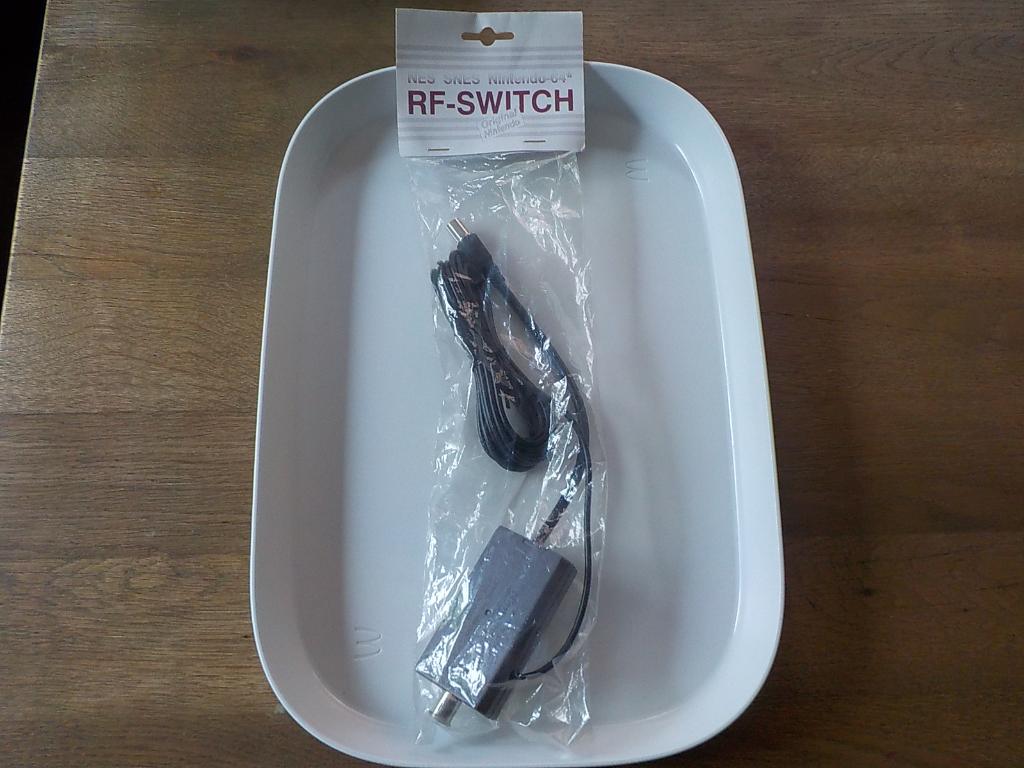 originele Nintendo RF-Switch nieuw in plastic nes snes n64, 1 speler, Ophalen of Verzenden, Nieuw, Vanaf 3 jaar