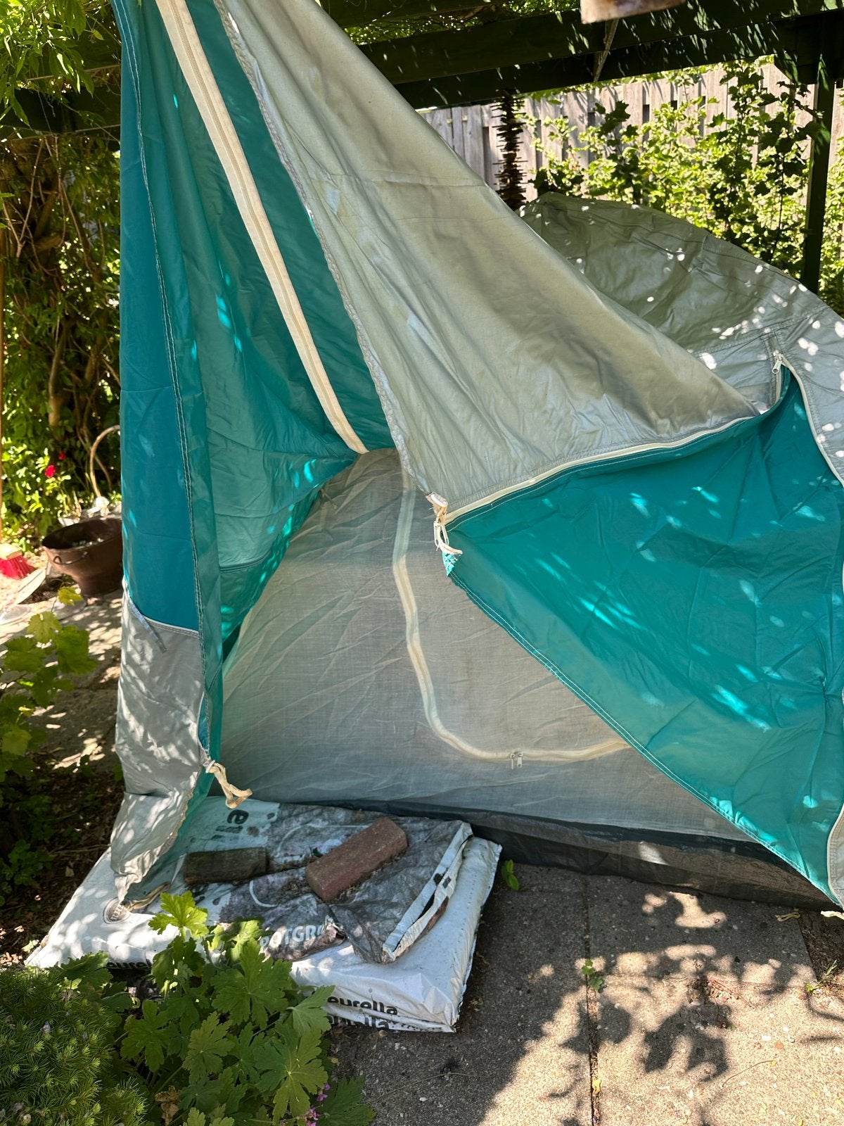 Freetime Eiger 2 tent met versleten elastieken en haringen, Ophalen, Gebruikt, Tot en met 2