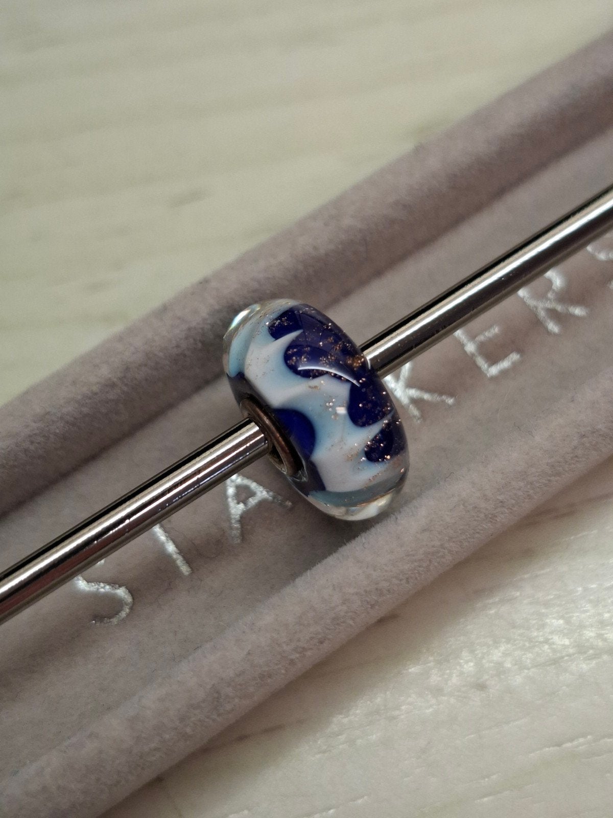 Trollbeads glasbead blauwe golf met glitters, Ophalen of Verzenden, Zo goed als nieuw, Glas of Kristal, Trollbeads