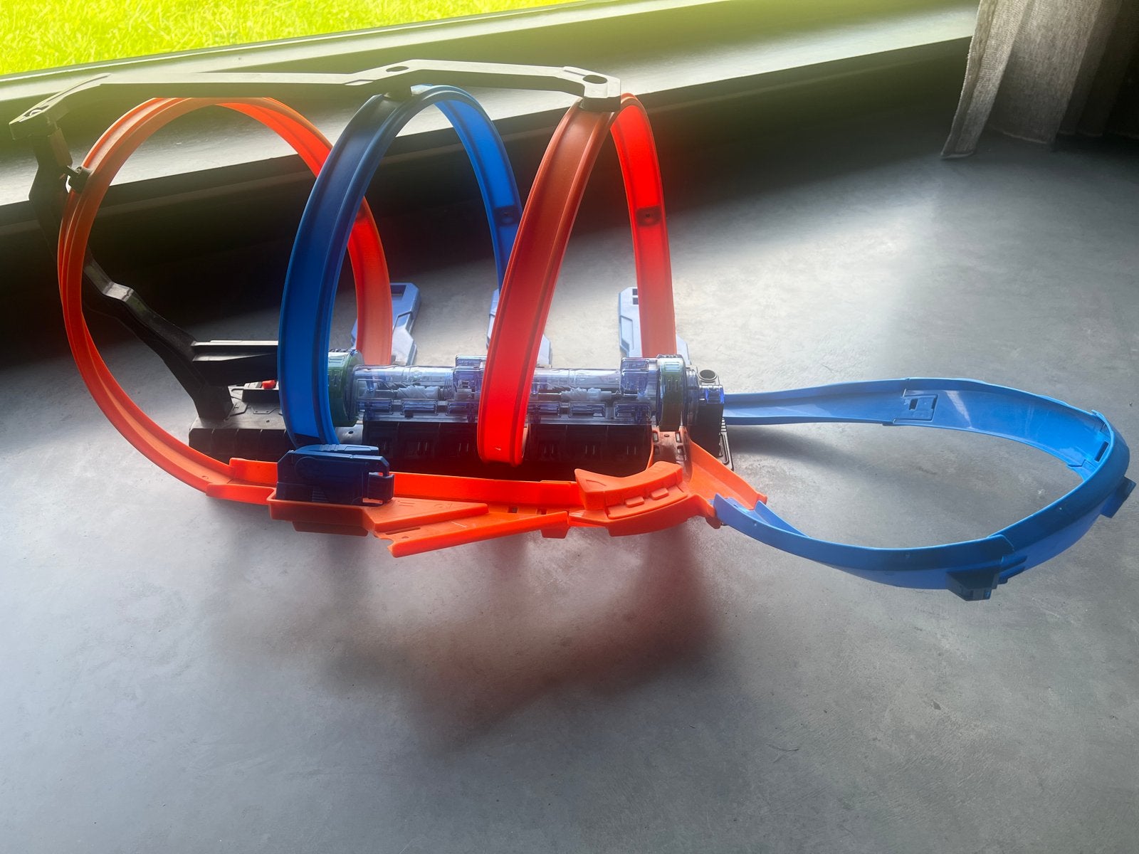 Hot Wheels Racebaan met Loopings en Gemotoriseerde Booster, Ophalen, Racebaan, Zo goed als nieuw, Hot Wheels