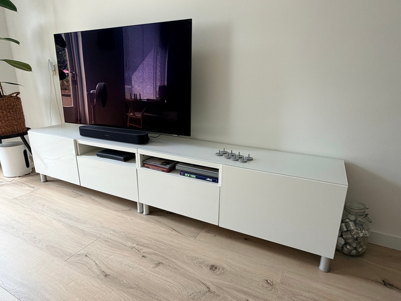 Tv Meubel met Melkwitte Glasplaten Besta, Huis en Inrichting, Kasten | Televisiemeubels, Ophalen, Gebruikt, Glas, 200 cm of meer