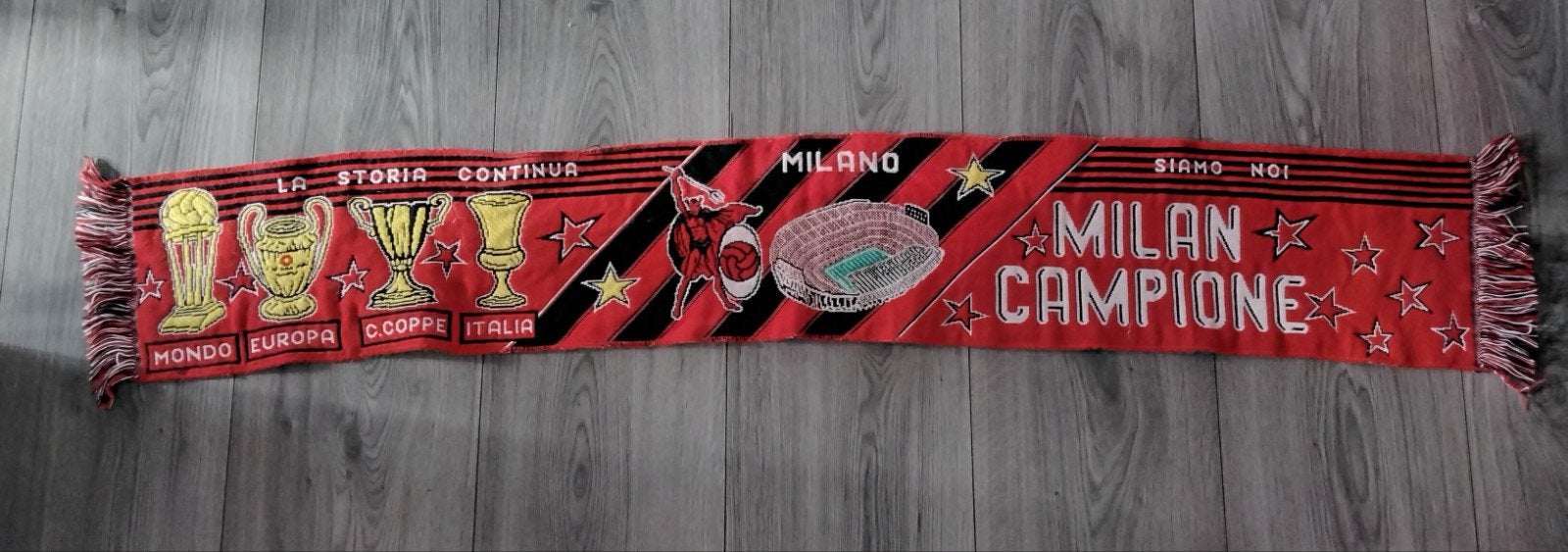 ac milan sjaal, Verzamelen, Ophalen of Verzenden, Zo goed als nieuw, Buitenlandse clubs, Vaantje of Sjaal