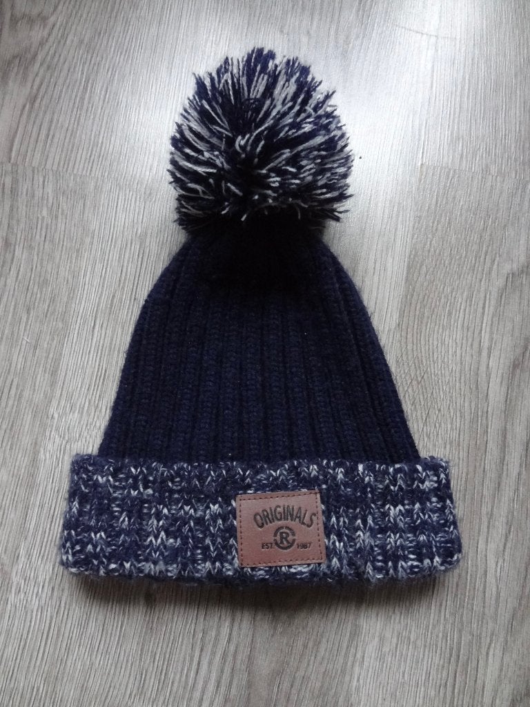 Leuke blauwe muts met witte accenten, Ophalen of Verzenden, Zo goed als nieuw, Muts, Jongen