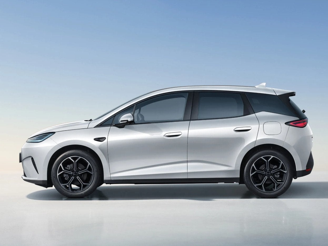 BYD DOLPHIN G 1.5L DM-i Comfort | Oxford White! | 105km elek, Auto's, Dolphin, 4 cilinders, Leder en Stof, Wit