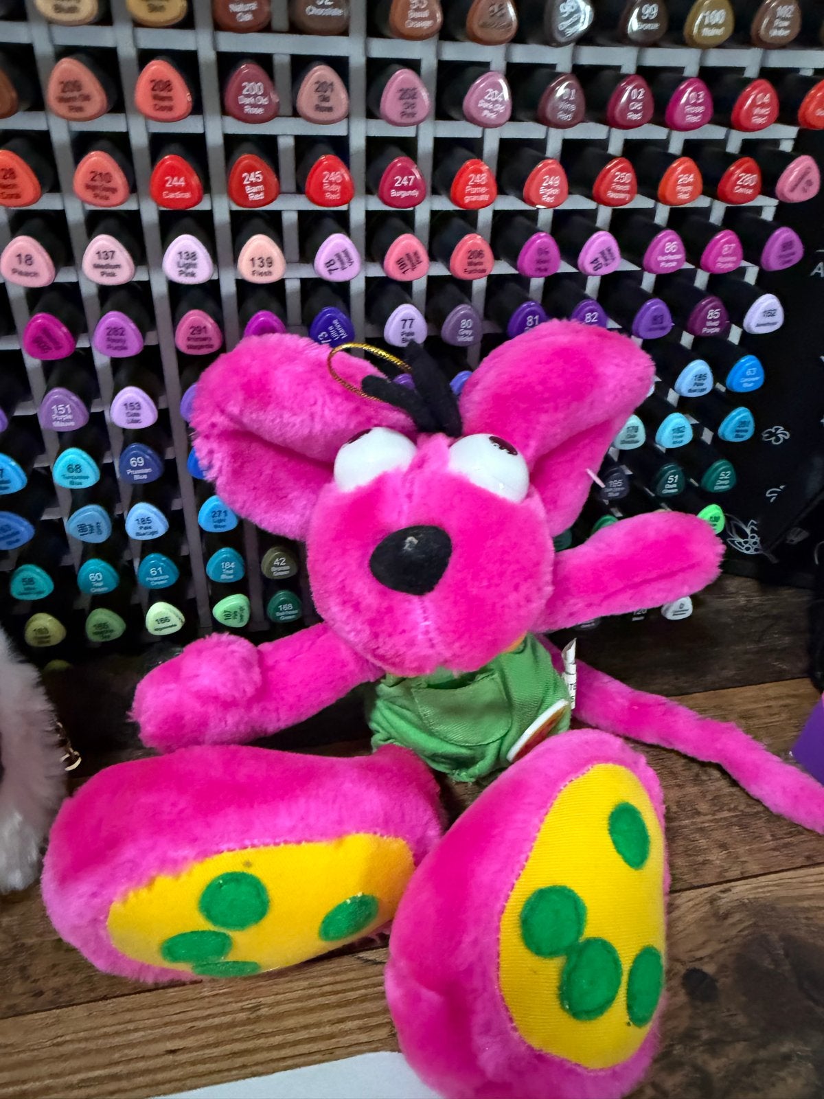 Roze knuffelmuis met groene tuinbroek, Muis, Ophalen of Verzenden, Zo goed als nieuw, Met kleding of accessoire