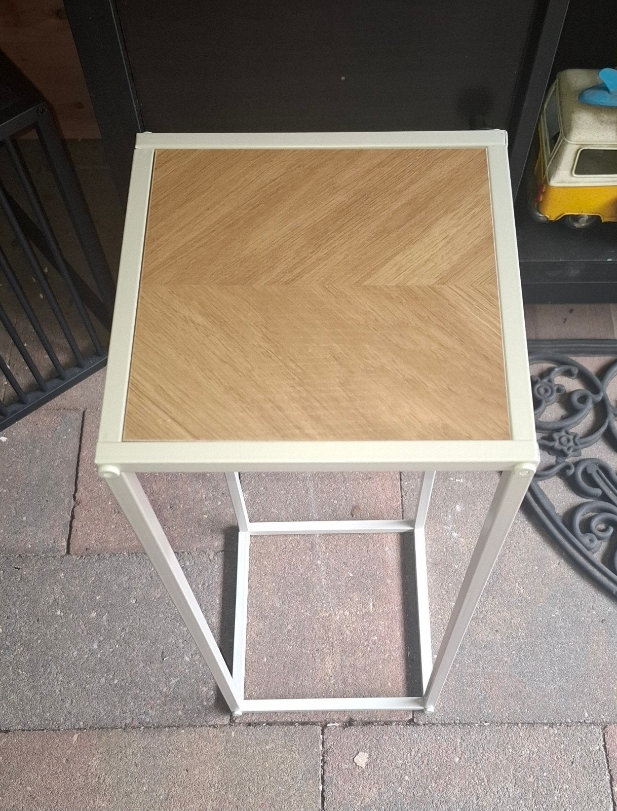 Hoog crème bijzettafeltje, plantentafeltje, Ophalen, Minder dan 55 cm, Metaal of Aluminium, Rond