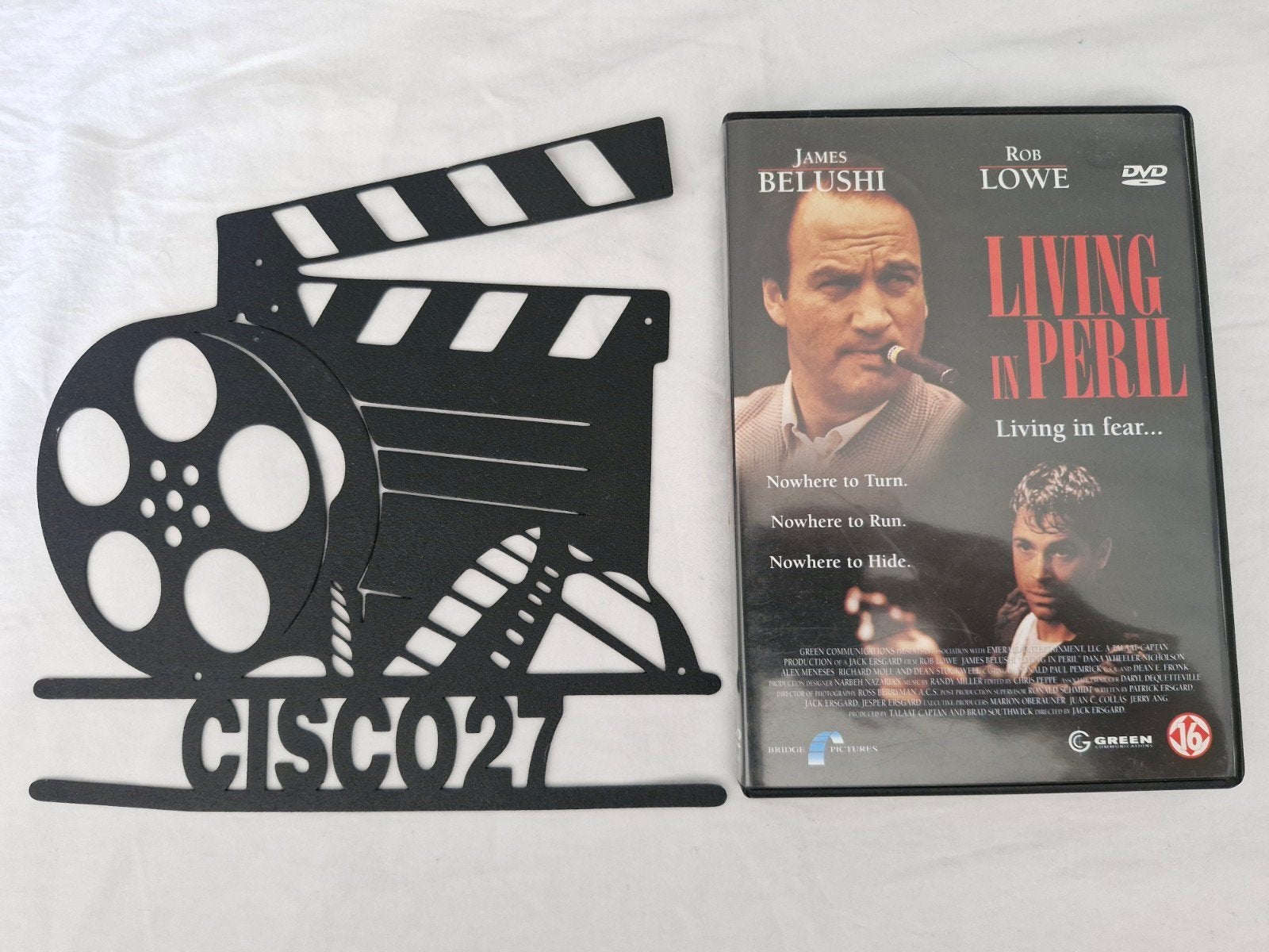Living in Peril, Engels, Vanaf 16 jaar, Nederlands, Actiethriller